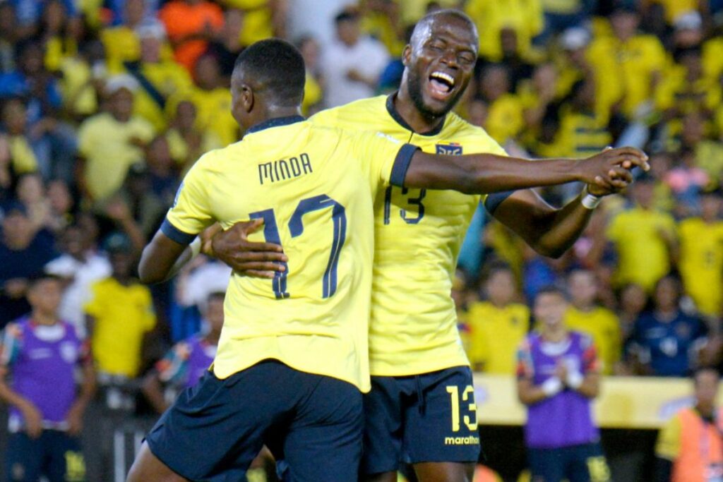 Alan Minda (izq.) y Enner Valencia (der.) celebran un gol de la Selección de Ecuador en eliminatorias al Mundial 2026.