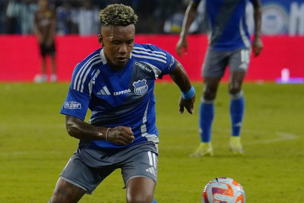 Jhon Jairo Sánchez, jugador de Emelec, conduce un balón en la Verdadera Explosión Azul