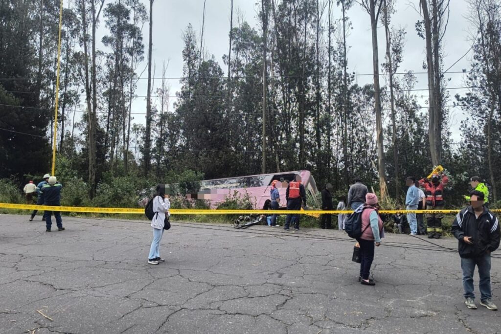 Bus volcado en la curva de Santa Rosa provocó congestión y dejó cuatro heridos.