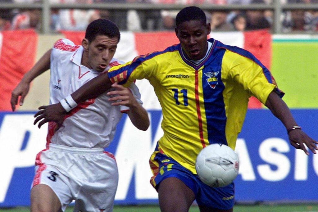 Agustín Delgado (der.) disputa un balón con un rival de Perú en las eliminatorias al Mundial de Corea Japón 2002.