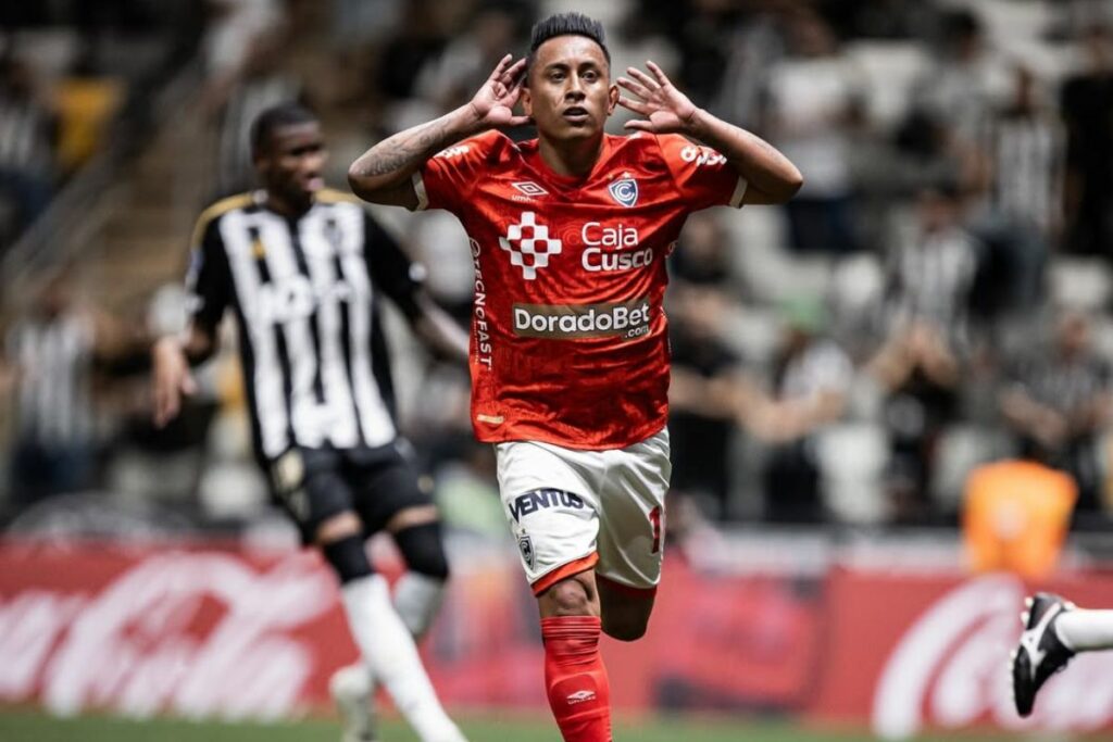 Christian Cueva, nuevo fichaje de Emelec, durante un partido con Cienciano.
