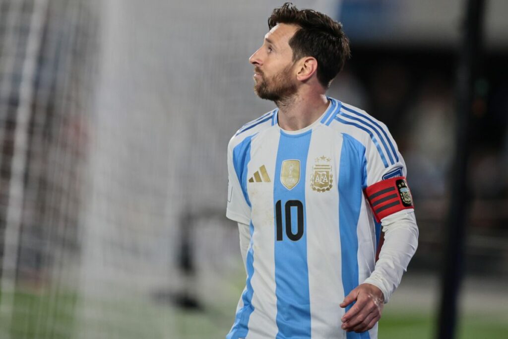 Lionel Messi durante su partido con la Selección de Argentina en el que tuvo su cruce con James Rodríguez.