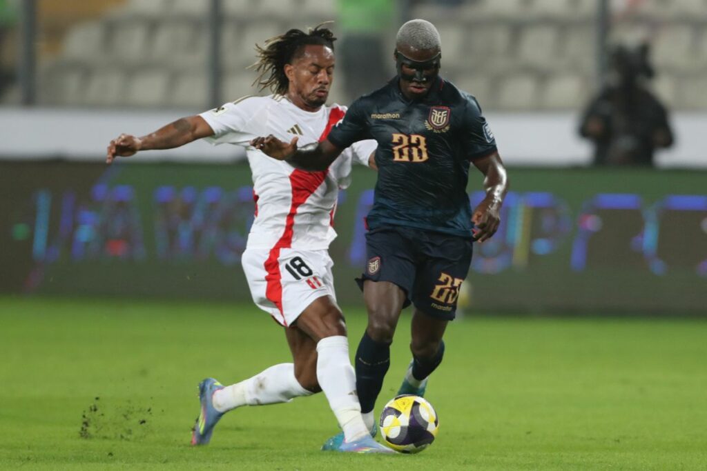 André Carrillo (izq.), futbolista de Perú, disputa un balón con Moisés Caicedo de la Selección de Ecuador.