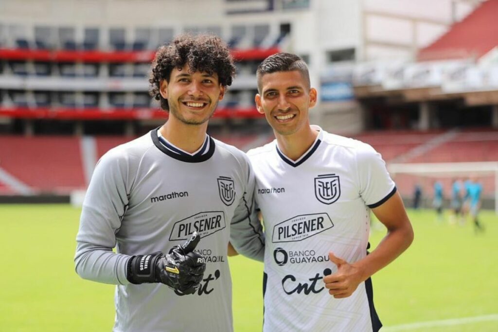 José Gabriel Cevallos (izq.) y José Francisco Cevallos (der.), hijos del exarquero José Cevallos, con la Selección de Ecuador.