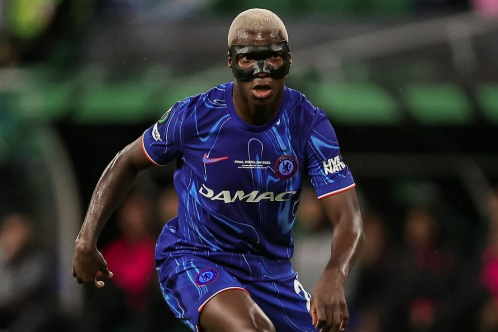 Moisés Caicedo durante un partido con el Chelsea antes del Mundial de Clubes.