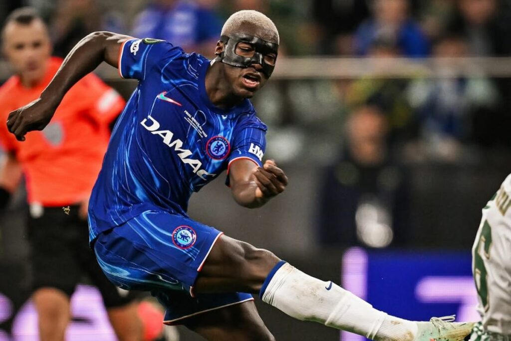 Moisés Caicedo ensaya un remate con el Chelsea antes del Mundial de Clubes.