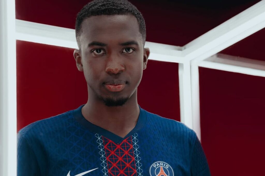 Willian Pacho en la presentación de la camiseta del PSG para la temporada 2025-2026.