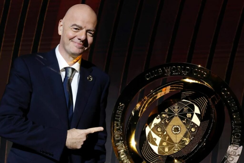 Gianni Infantino, presidente de la FIFA, junto al trofeo del Mundial de Clubes.