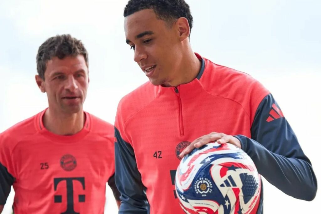 Jugadores del Bayern Múnich con el balón del Mundial de Clubes.