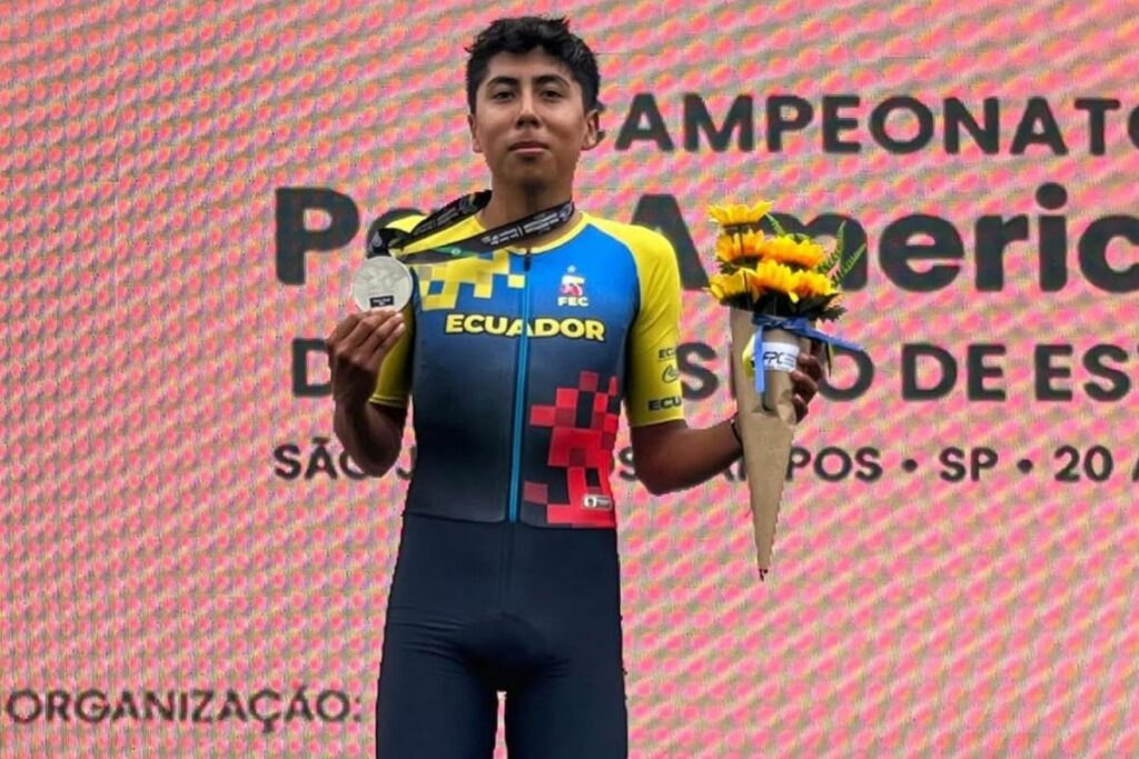 Mateo Ramírez en el podio del Campeonato Panamericano de Ruta antes de fichar por el UAE Emirates.