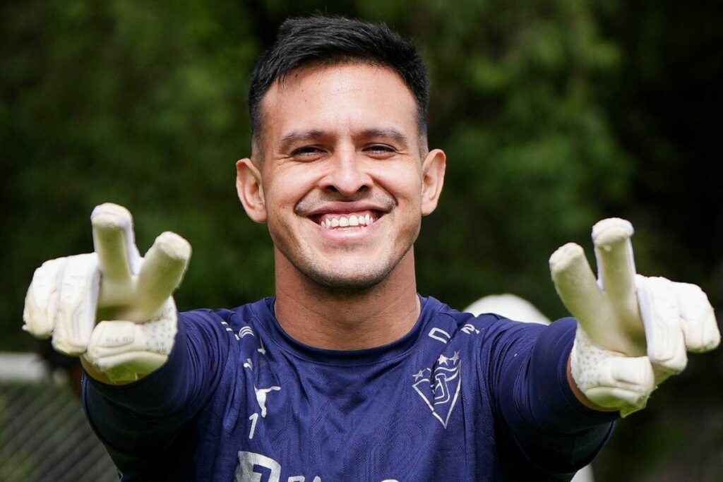 Gonzalo Valle, arquero de Liga de Quito, en un entrenamiento antes de jugar con Barcelona SC.