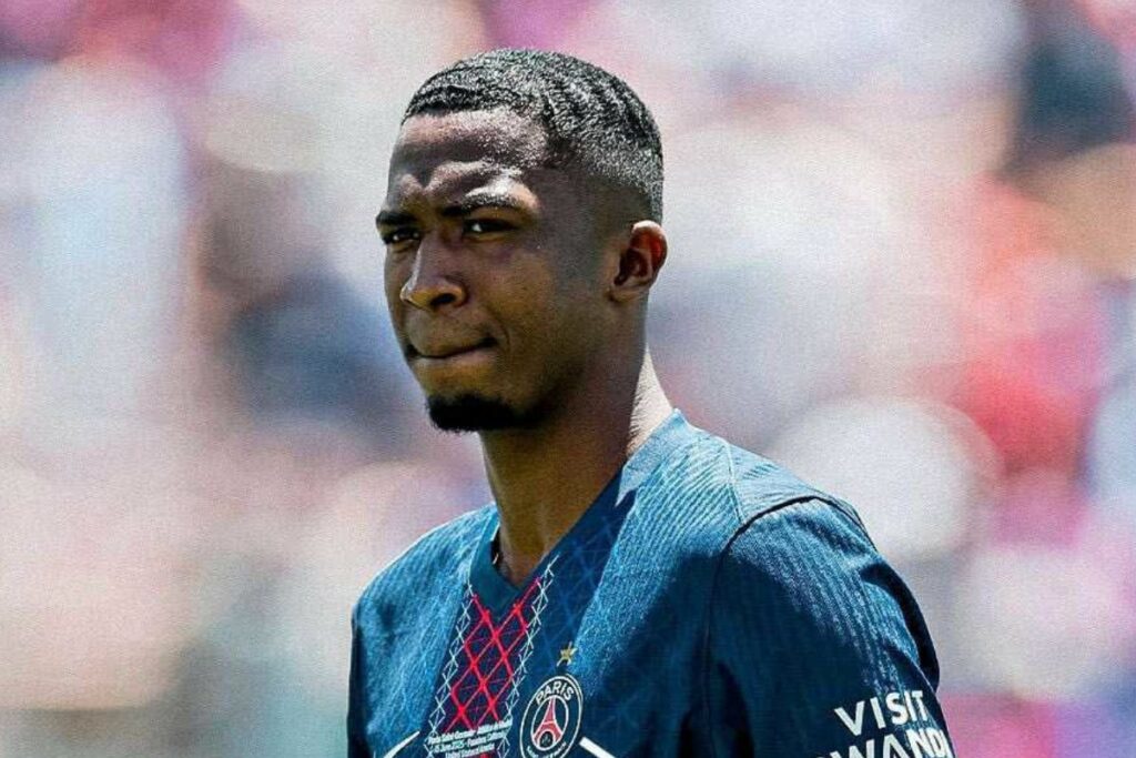 Willian Pacho durante un partido del PSG en el Mundial de Clubes antes de enfrentar a Renato Paiva.
