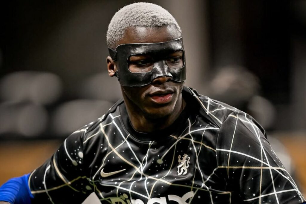 Moisés Caicedo durante un calentamiento del Chelsea en el Mundial de Clubes.