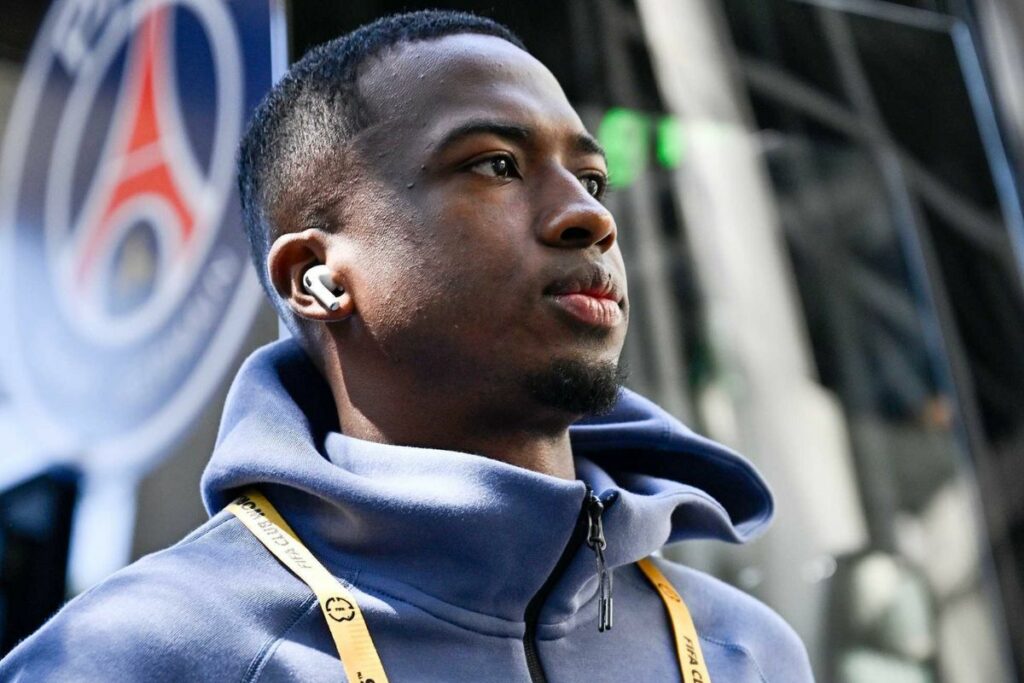 Willian Pacho en la previa de un partido del PSG en el Mundial de Clubes, donde se encontró con Renato Paiva.