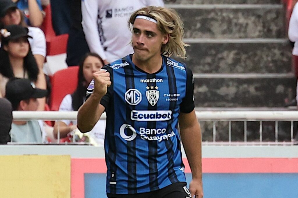 Claudio Spinelli de IDV celebra un gol ante Liga de Quito en la Liga Pro.