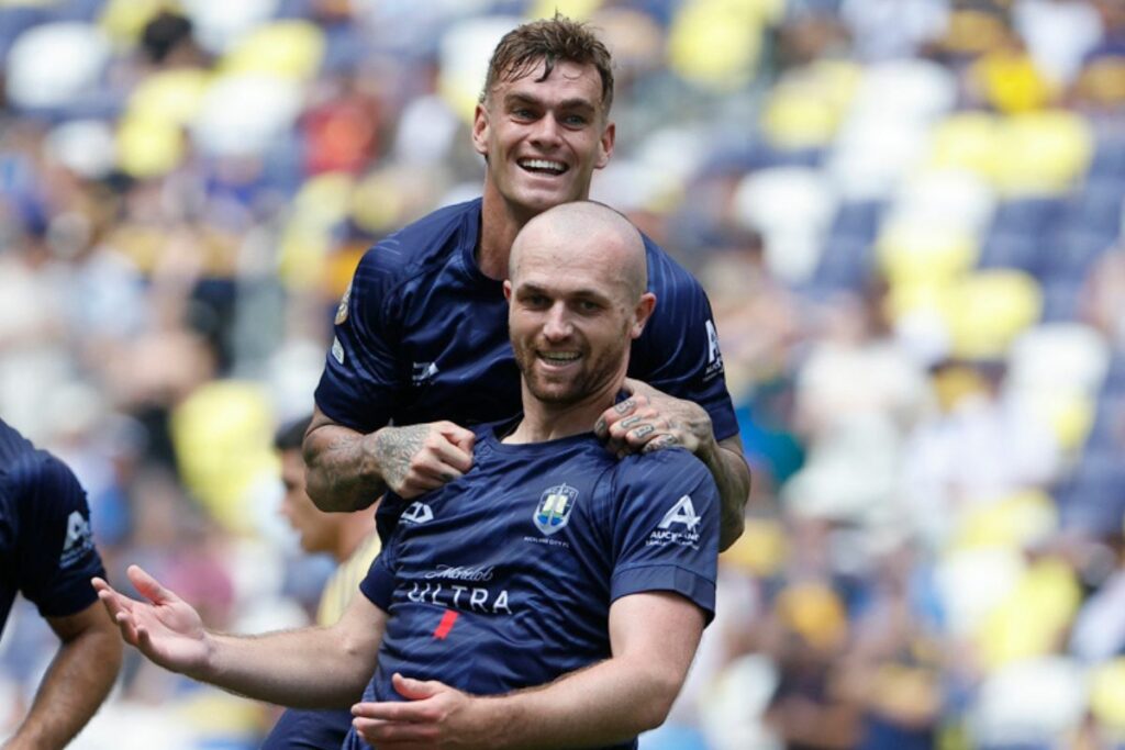 Christian Gray (centro y abajo) celebra uno de sus goles con el Auckland City ante Boca Juniors.