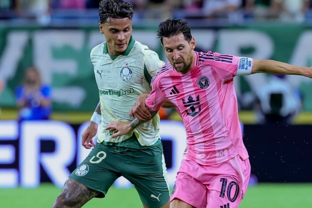 Richard Ríos (izq.) disputa un balón contra Lionel Messi (der.) en el Mundial de Clubes.