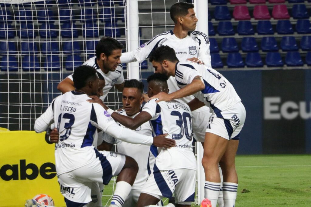 Christian Cueva (centro) celebra su gol con Emelec en la Liga Pro.
