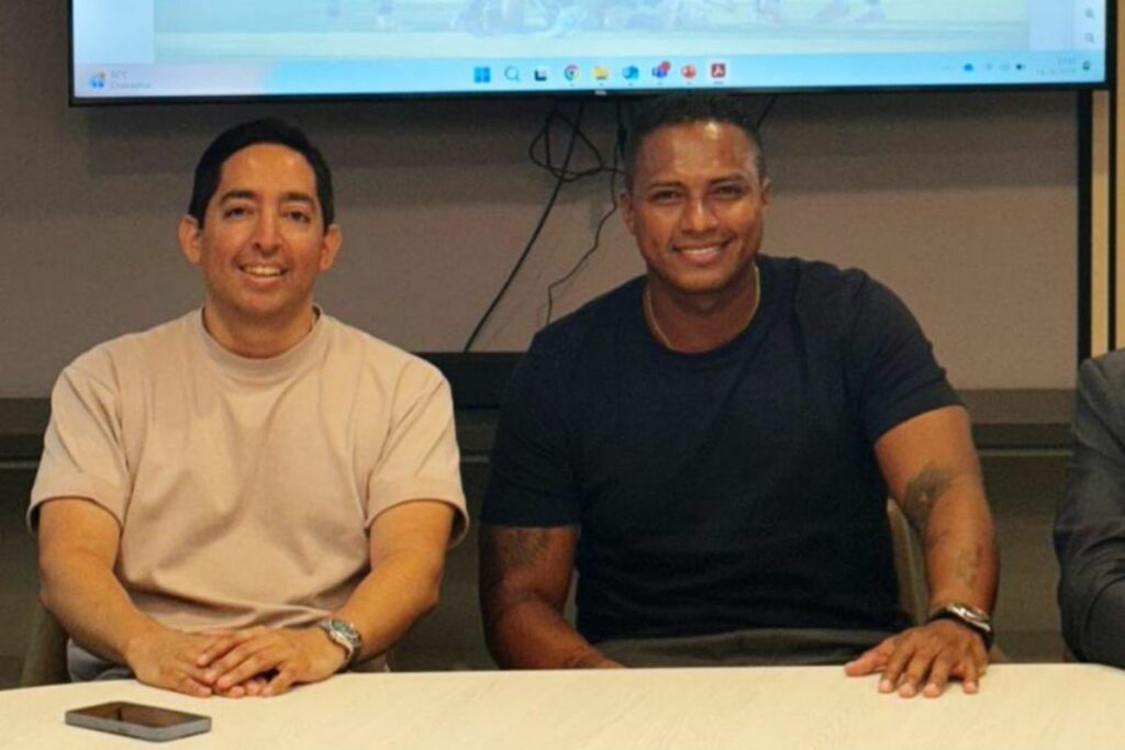 Antonio Valencia (der.), junto a un representante del Unión Deportiva Conquense.