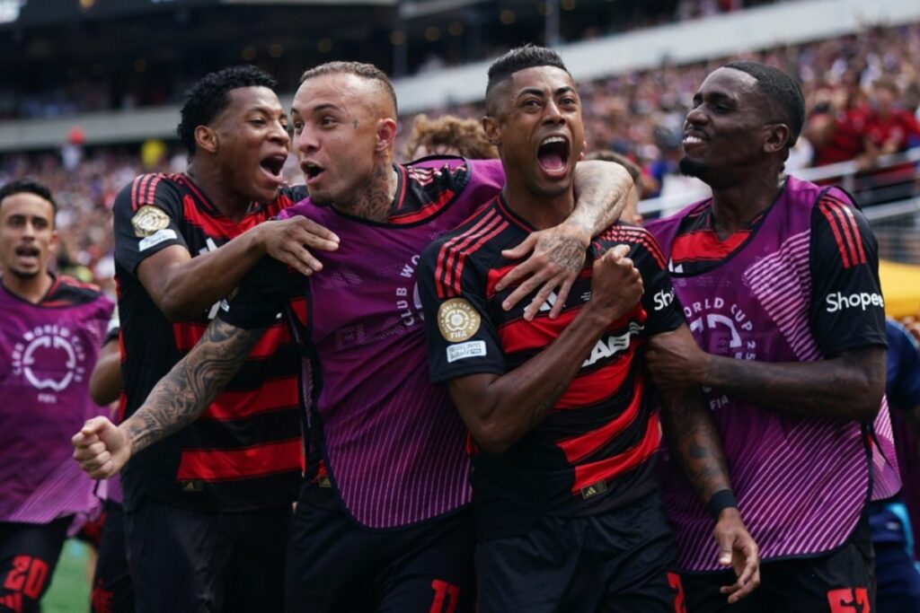 Jugadores del Flamengo de Brasil celebran un gol en el Mundial de Clubes en su clasificación a los octavos de final.