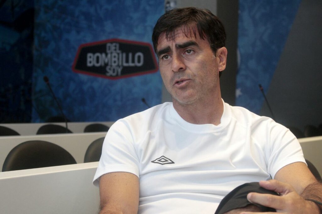 Gustavo Quinteros durante su etapa previa como DT de Emelec.