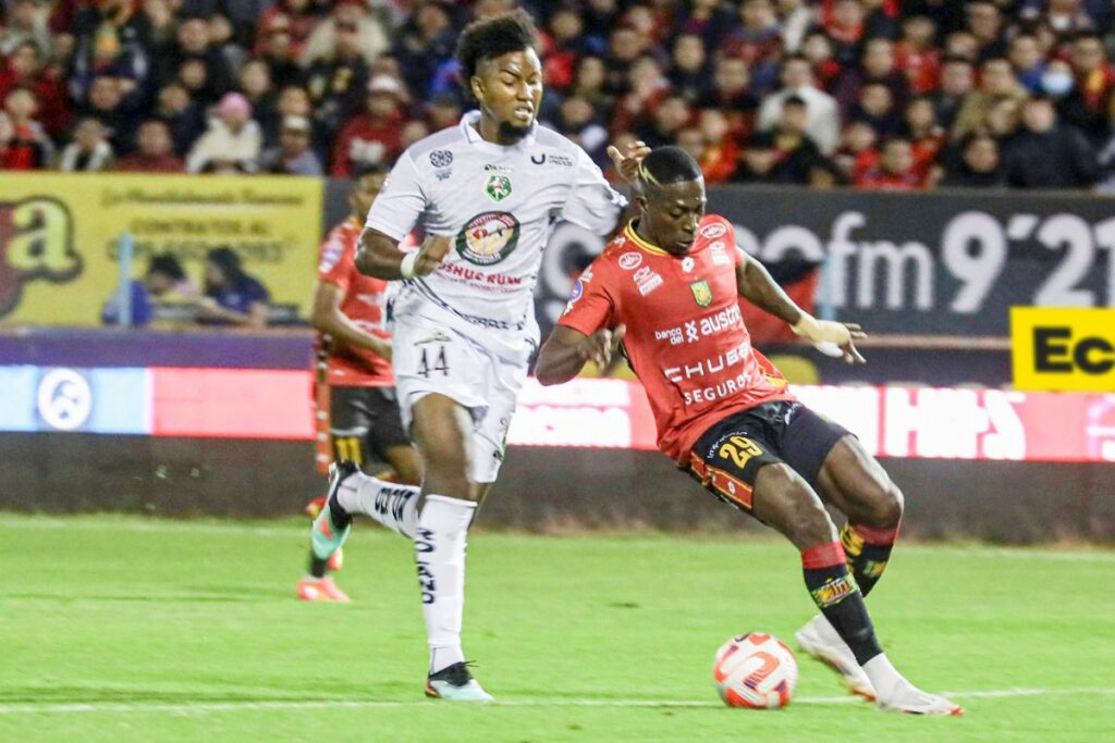 Jhonnier Chalá de Mushuc Runa (izq.) marca a Luis Arroyo de Deportivo Cuenca en la Liga Pro.