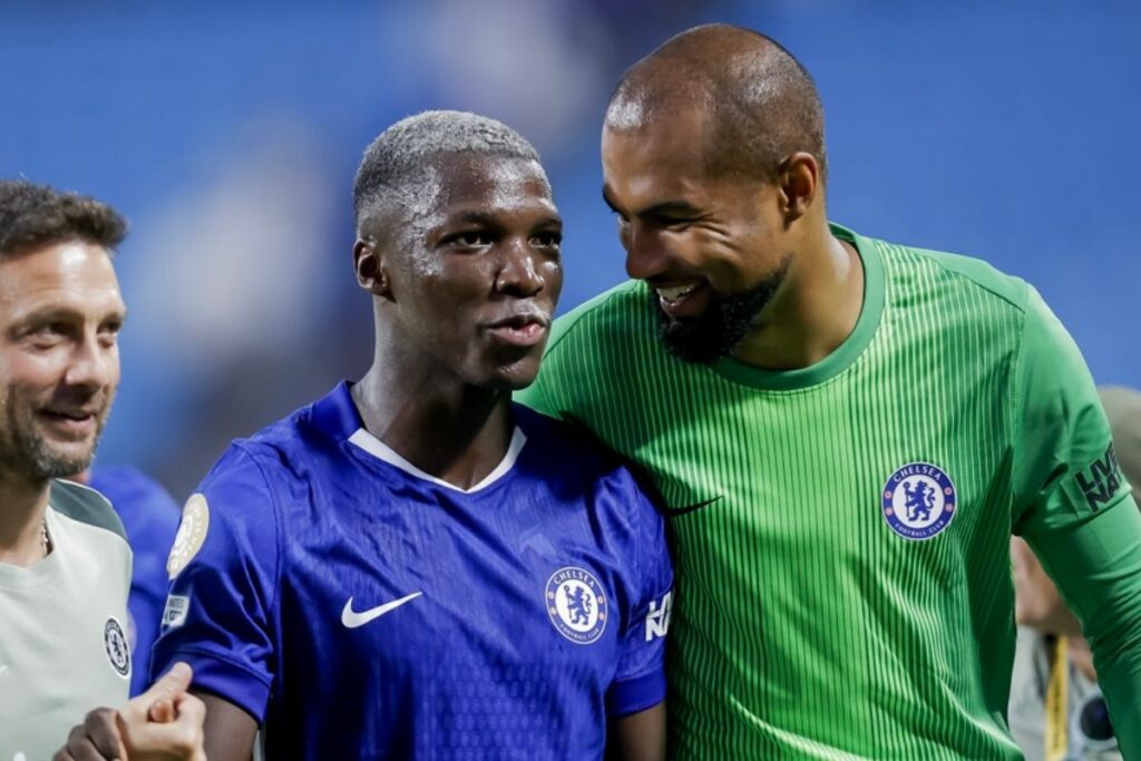Moisés Caicedo (izq.) y Robert Sánchez (der.) en el Mundial de Clubes.