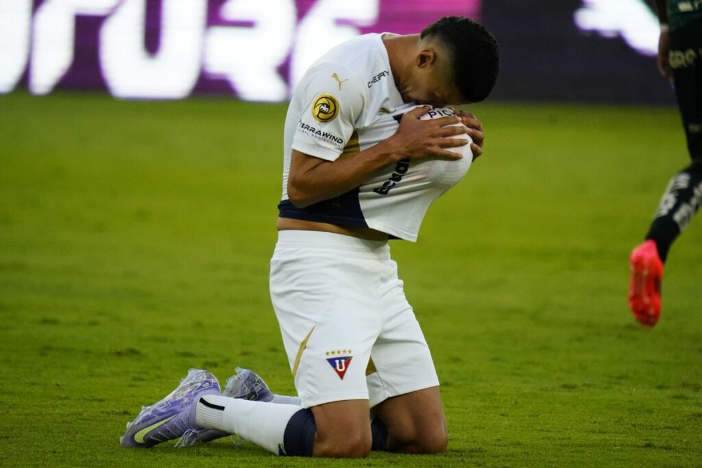 Álex Arce celebra un gol durante su etapa en Liga de Quito.