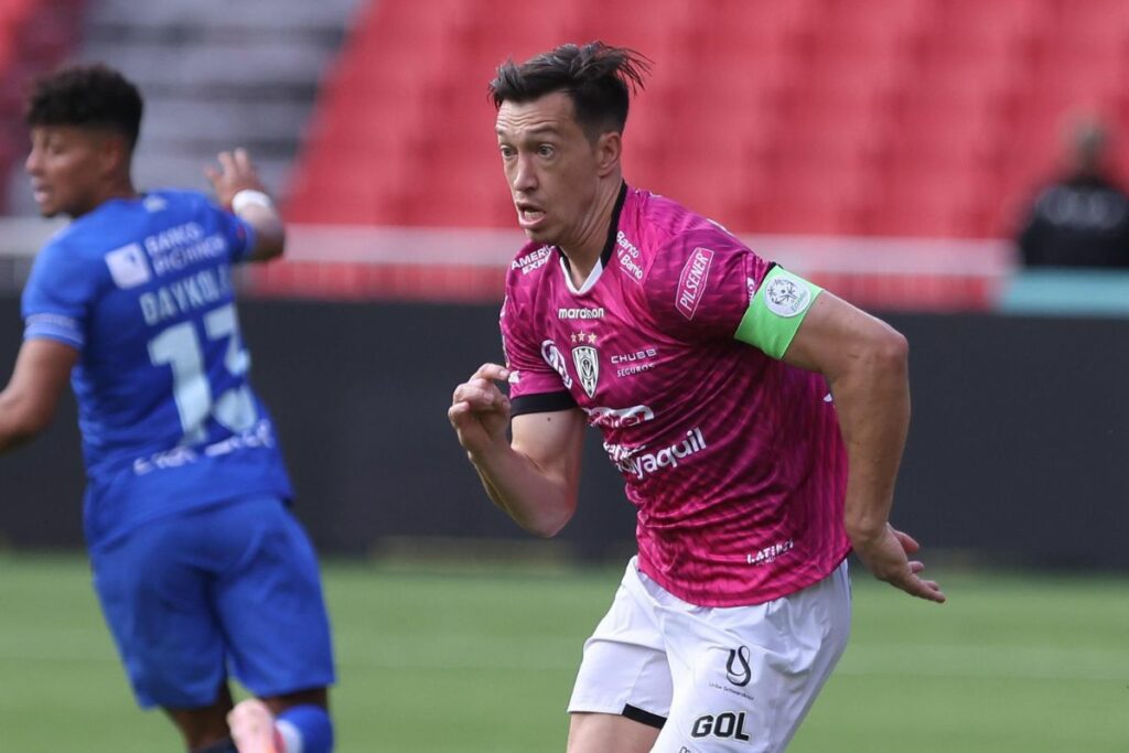 Richard Schunke del Independiente del Valle ante la Universidad Católica en la Liga Pro 2025.