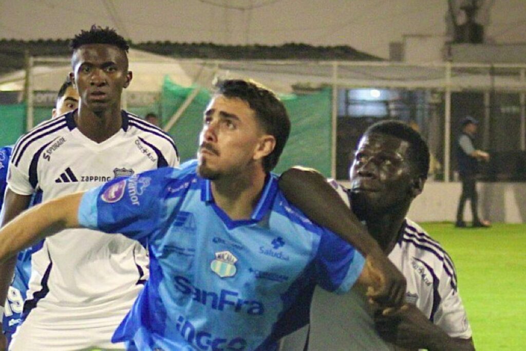 Emelec y Macará jugaron en el estadio Bellavista de Ambato por la fecha 18 y siguen entre los últimos de la tabla de posiciones de la Liga Pro.