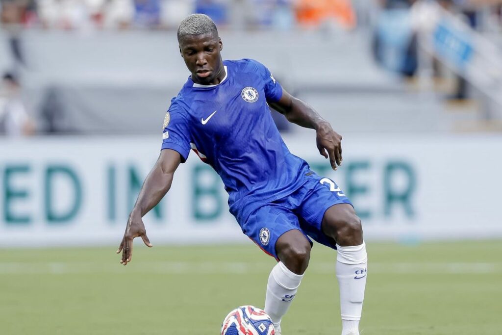 Moisés Caicedo en el partido Chelsea vs. Benfica en el Mundial de Clubes.
