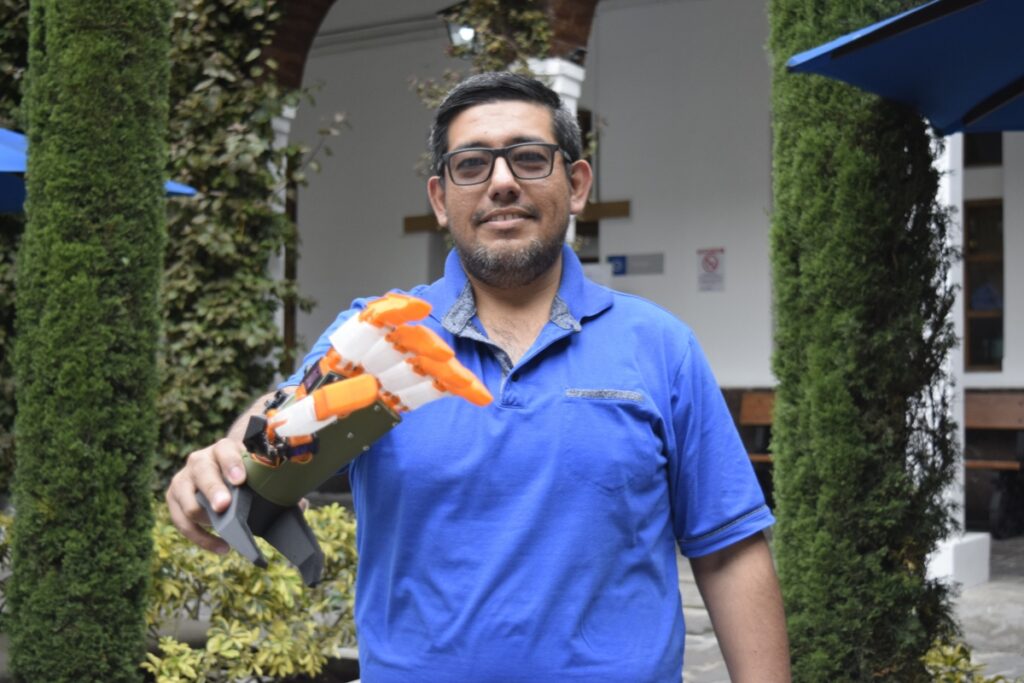 Paúl Heredia tiene 33 años y cursa el octavo semestre de mecatrónica, en la UTE. Foto: Pía Andrade