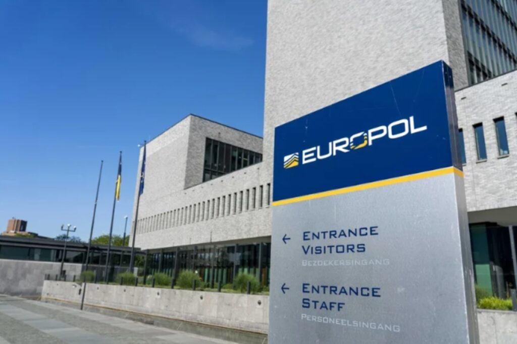 Vista de la fachada del edificio de Europol en La Haya, Países Bajos, en una imagen de archivo. EFE