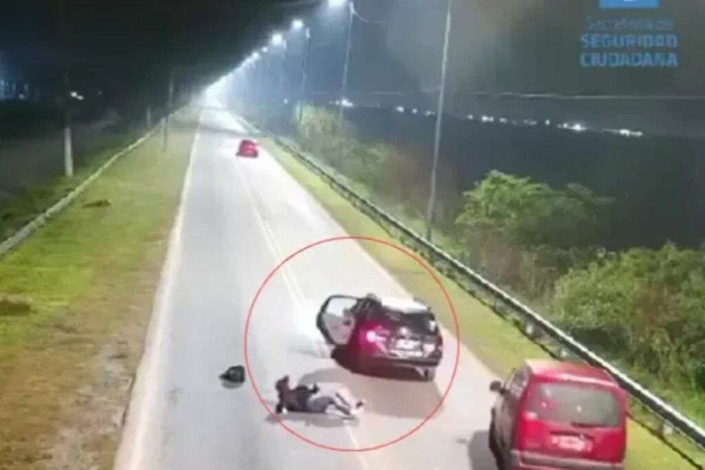 Mujer se tira de un carro al ver que el conductor se desvía de la ruta del GPS. Foto: Captura de pantalla de redes sociales