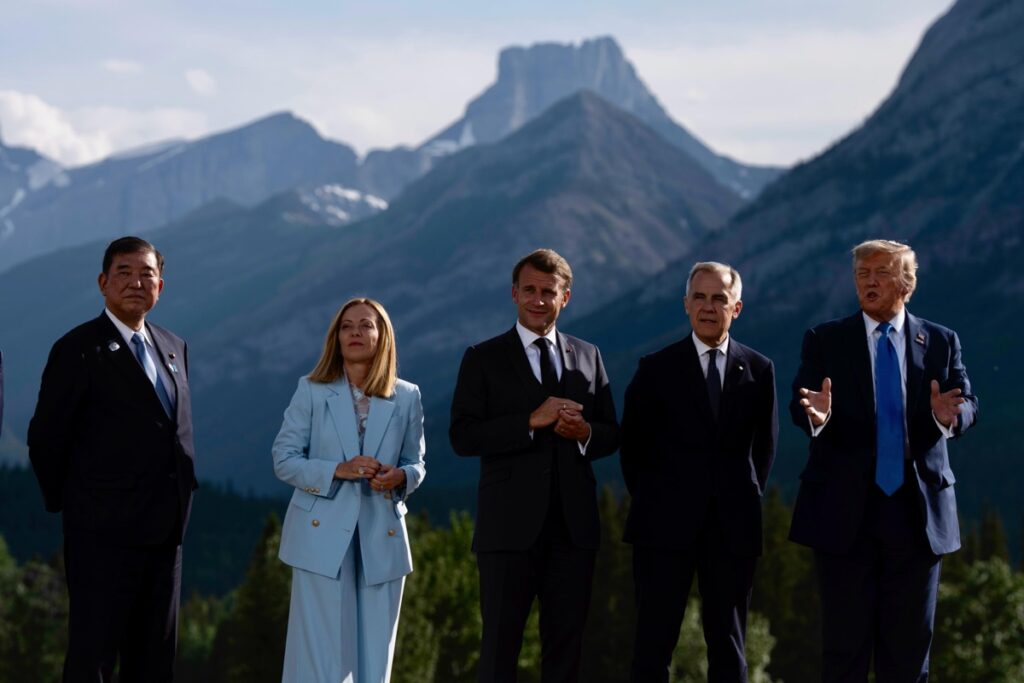 Una fotografía proporcionada por la Oficina de Prensa del Palacio Chigi muestra a varios presidentes reunidos en la cumbre del G7.