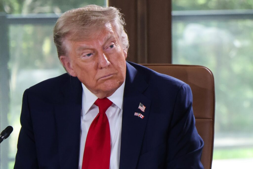 El presidente de Estados Unidos, Donald Trump, asiste a una sesión de trabajo durante la Cumbre del Grupo de los Siete (G7) en Canadá.