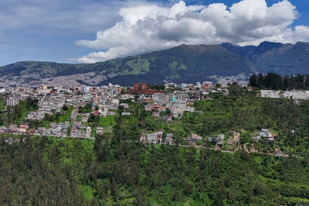 El Ministerio de Cultura exhortó al Municipio de Quito a parar la obra que se construye en Guápulo