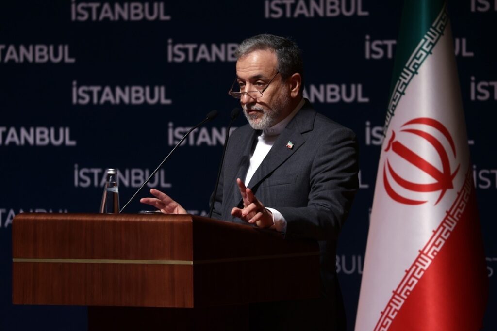 El ministro de Exteriores de Irán, Abás Araqchí, en una rueda de prensa en Estambul (Turquía). Foto: EFE