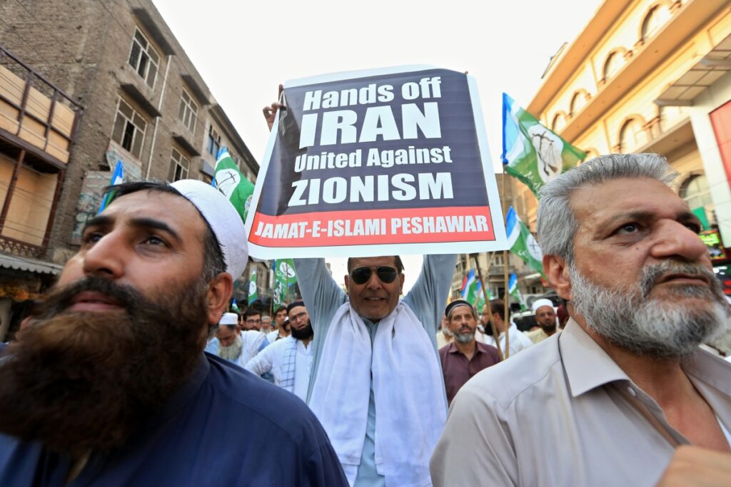 Simpatizantes del partido político islámico Jamaat-e-Islami sostienen carteles durante una manifestación de solidaridad con el pueblo iraní, en Pakistán.