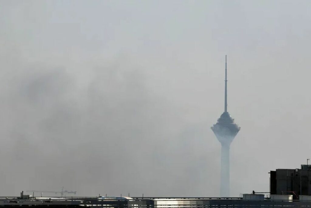 Vista del humo causado por los ataque de Israel sobre Teherán, capital de Irán.