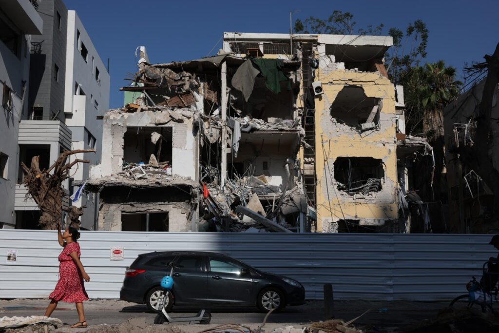 Vista de un edificio residencial dañado en el lugar donde cayeron misiles balísticos iraníes la noche del 16 de junio en Tel Aviv, Israel.