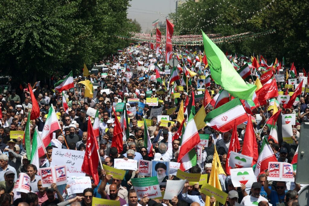 Iraníes participan en una manifestación antiisraelí en Teherán, Irán, el 20 de junio de 2025.