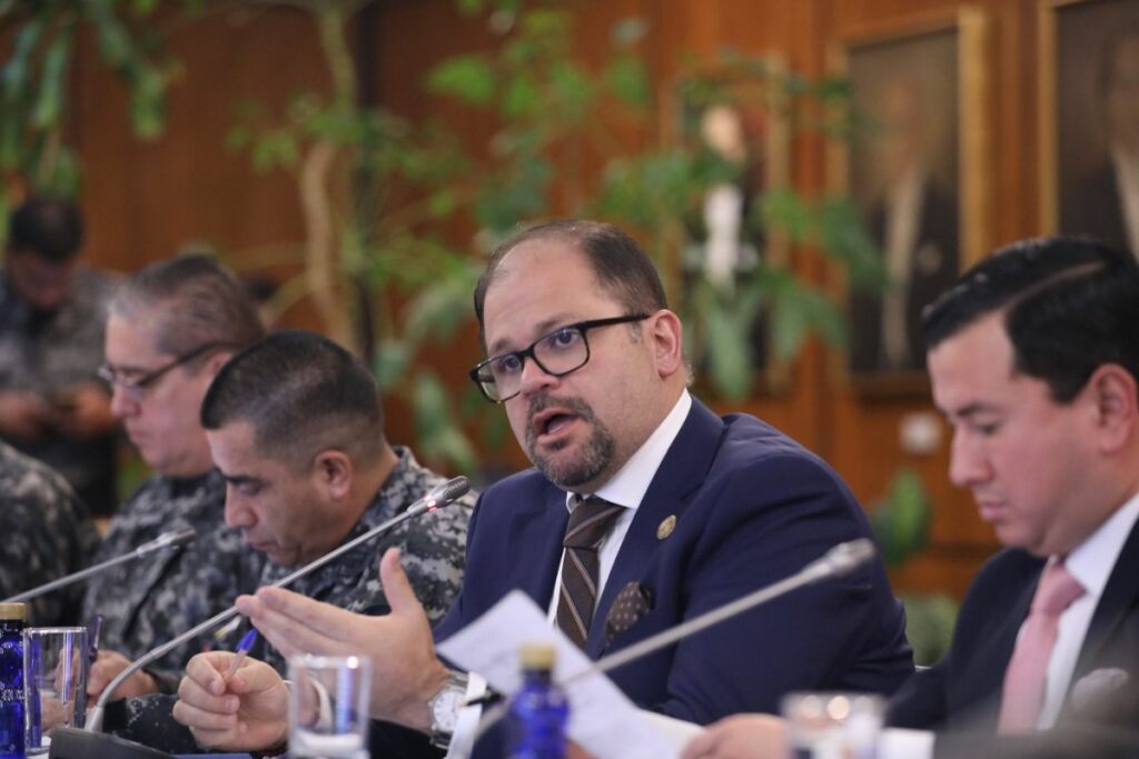 El ministro del Interior, John Reimberg, acudió a la Asamblea.