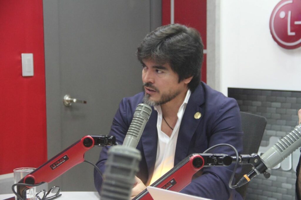 El ministro de Gobierno, José de la Gasca, dio una entrevista sobre la Ley de Inteligencia.