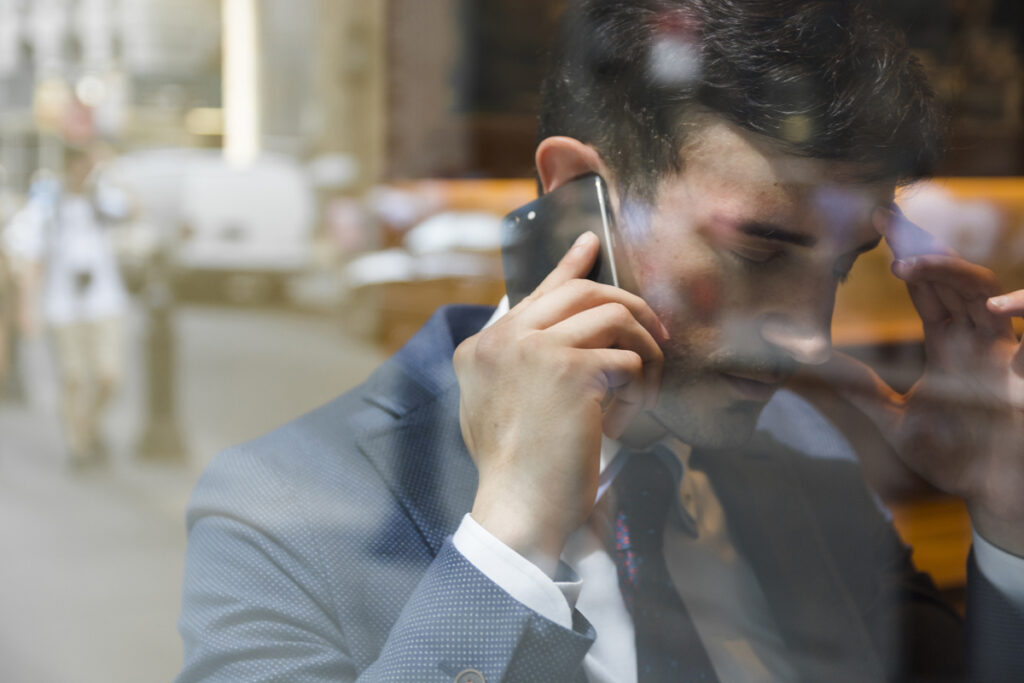 Los mensajes extraños se escuchan ampliamente después de que Irán impusiera restricciones temporales a nivel nacional al acceso a Internet. Foto representativa de Freepik