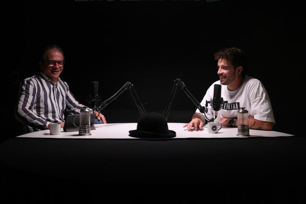 El motocrossista profesional, Mateo Restrepo (d) y Santiago Estrella, en un ameno Diálogo sin Sombrero.
