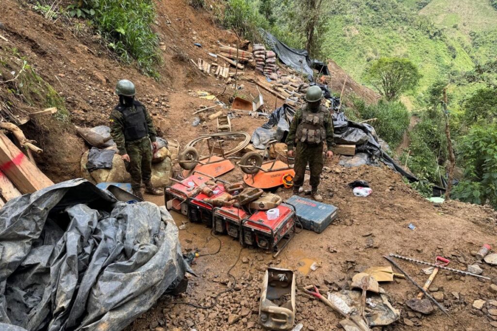 La maquinaria de minería ilegal fue destruida en el lugar.