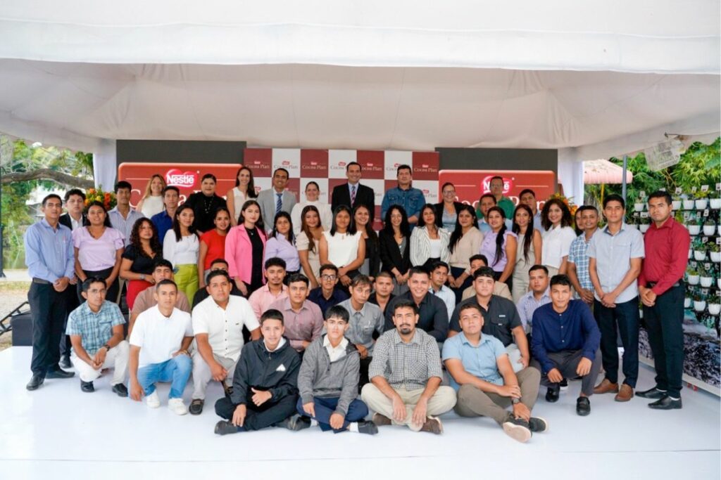 Estudiantes del programa Herederos en el Campo junto a autoridades de Gobierno, la Escuela Superior Politécnica del Litoral (Espol) y ejecutivos de Nestlé. Cortesía