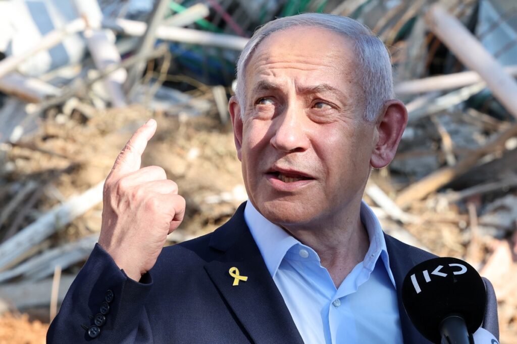 El primer ministro israelí, Benjamin Netanyahu, pronuncia una declaración durante su visita al sitio del Instituto de Ciencias Weizmann.