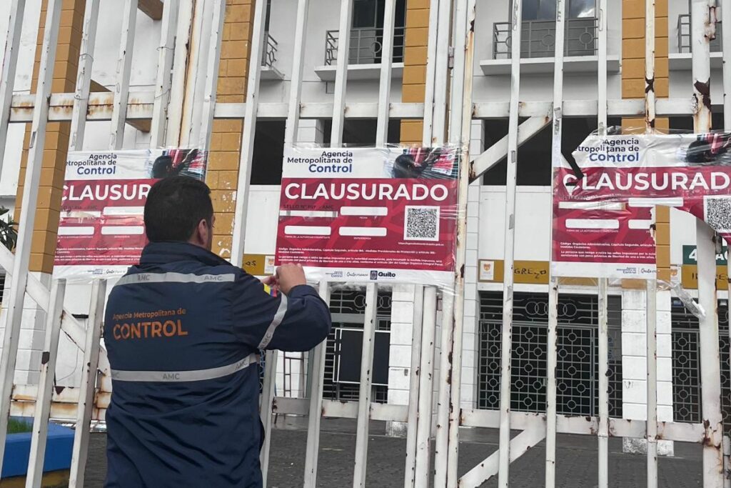 La AMC retiró los sellos de clausura del Olímpico Atahualpa.